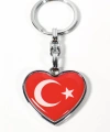 Ay Yıldız Figürlü Kalp Şeklinde Kırmızı Metal Anahtarlık – Duygusal ve Anlamlı Bir Tasarım
