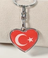 Ay Yıldız Figürlü Kalp Şeklinde Kırmızı Metal Anahtarlık – Duygusal ve Anlamlı Bir Tasarım