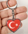 Ay Yıldız Figürlü Kalp Şeklinde Kırmızı Metal Anahtarlık – Duygusal ve Anlamlı Bir Tasarım