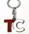 TC Harf Figürlü Kırmızı Beyaz Metal Anahtarlık – Güçlü Kimlik ve Sade Tasarımın Birleşimi