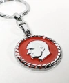 Atatürk Portreli Kırmızı Zeminli Yuvarlak Metal Anahtarlık – Zamansız Saygı ve Güçlü Duruş