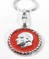 Atatürk Portreli Kırmızı Zeminli Yuvarlak Metal Anahtarlık – Zamansız Saygı ve Güçlü Duruş