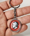Atatürk Portreli Kırmızı Zeminli Yuvarlak Metal Anahtarlık – Zamansız Saygı ve Güçlü Duruş