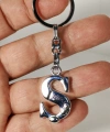 Ş Harfi Gümüş Renk Metal Anahtarlık – Minimal ve Şık Harf Tasarımı