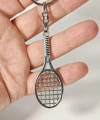 Tenis Raketi Figürlü Metal Anahtarlık – Spor Temalı Şık Tasarım