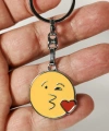 Öpücük Gönderen Emoji Metal Anahtarlık – Kalpli Emoji Tasarımlı Anahtarlık