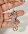 Taşlı Denizatı Anahtarlık Rose Gold – Işıltılı Şık Çanta & Anahtar Aksesuarı