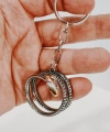 Üç Boyutlu Kıvrımlı Yılan Figürlü Metal Anahtarlık – Gümüş ve Rose Gold Detaylı Mistik Tasarım