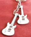 Beyaz İki Gitarlı Metal Anahtarlık
