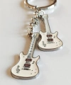 Beyaz İki Gitarlı Metal Anahtarlık