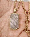 Gold Künye Tasarımlı Dokulu Çelik Kolye - Modern ve Karizmatik Stil