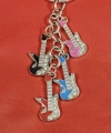 Renkli Gitarlardan Oluşan Metal Anahtarlık