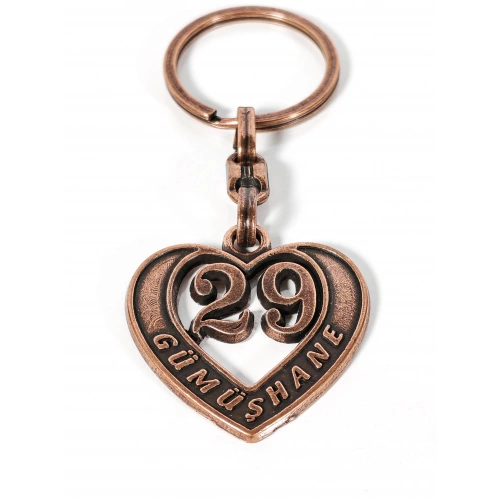 29 Gümüşhane Plakalı Kalp Şeklinde Metal Anahtarlık – Sakin Asalet, Memleket Bağlılığı ve Duygusal Şıklık Bir Arada