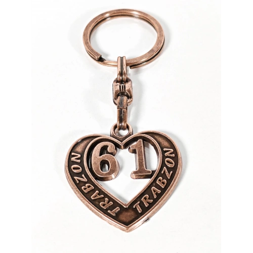 61 Trabzon Plakalı Kalp Şeklinde Metal Anahtarlık – Karadeniz’in Asi Ruhu, Güçlü Bağlar ve Memleket Sevgisi Bir Arada