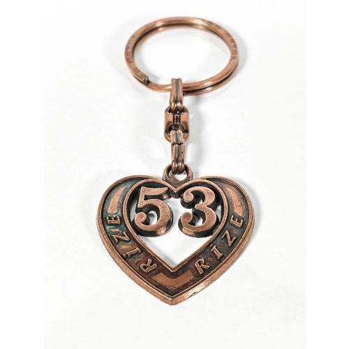 53 Rize Plakalı Kalp Şeklinde Metal Anahtarlık – Karadeniz’in Yeşili, Memleket Bağı ve Duygusal Şıklık Bir Arada