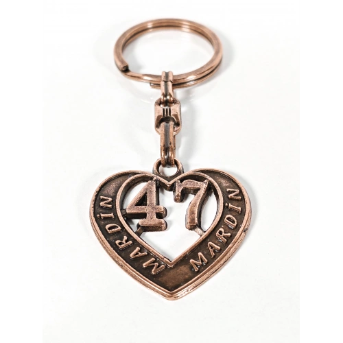 47 Mardin Plakalı Kalp Şeklinde Metal Anahtarlık – Taşın Asil Zarafeti, Kadim Kültür ve Memleket Sevgisi Bir Arada