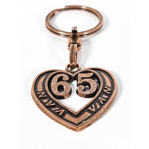 65 Van Plakalı Kalp Şeklinde Metal Anahtarlık – Doğunun Asil Gücü, Memleket Bağlılığı ve Duygusal Şıklık Bir Arada