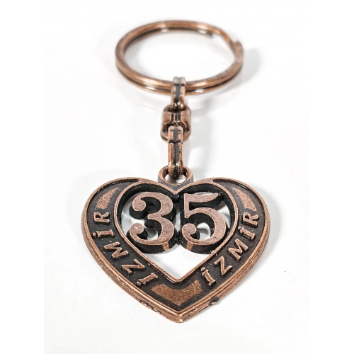 35 İzmir Plakalı Kalp Şeklinde Metal Anahtarlık – Özgür Ruh, Ege Zarafeti ve Memleket Sevgisi Bir Arada