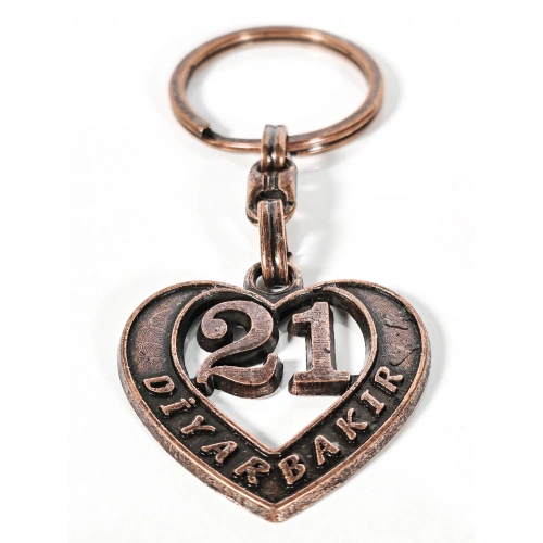 21 Diyarbakır Plakalı Kalp Şeklinde Metal Anahtarlık – Kadim Güç, Derin Bağlar ve Memleket Sevgisi Bir Arada
