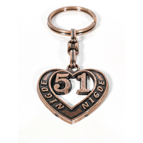 51 Niğde Plakalı Kalp Şeklinde Metal Anahtarlık – Anadolu’nun Sade Gücü, Memleket Bağlılığı ve Duygusal Şıklık Bir Arada