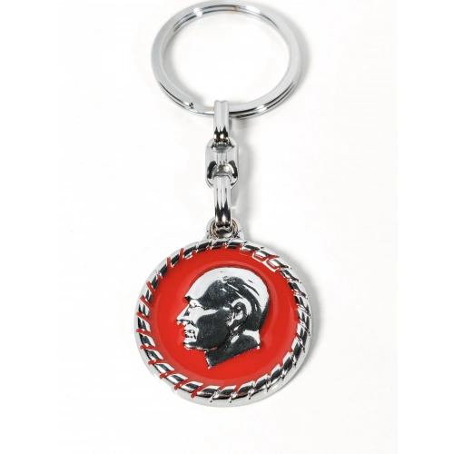 Atatürk Portreli Kırmızı Zeminli Yuvarlak Metal Anahtarlık – Zamansız Saygı ve Güçlü Duruş