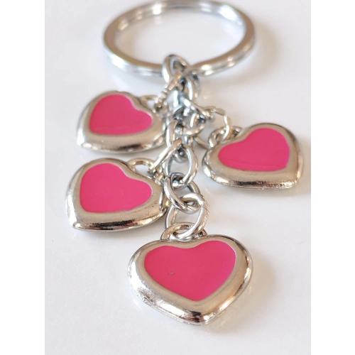Pembe Kalplerden Oluşan Metal Anahtarlık