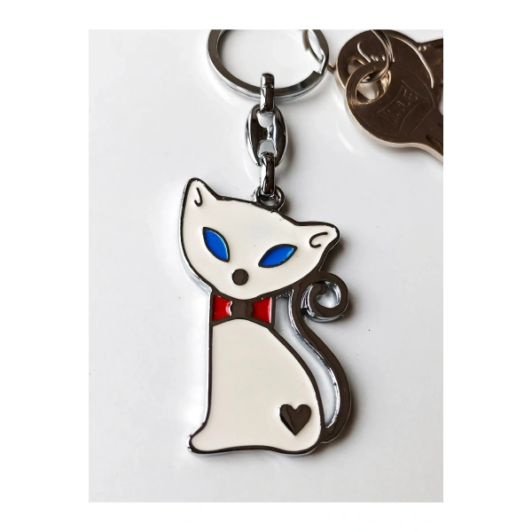 Mavi Gözlü Kırmızı Papyonlu Beyaz Kedi Metal Anahtarlık