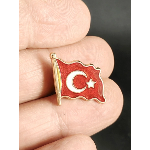 Dalgalanan Kırmızı Türk Bayrağı Metal Rozet