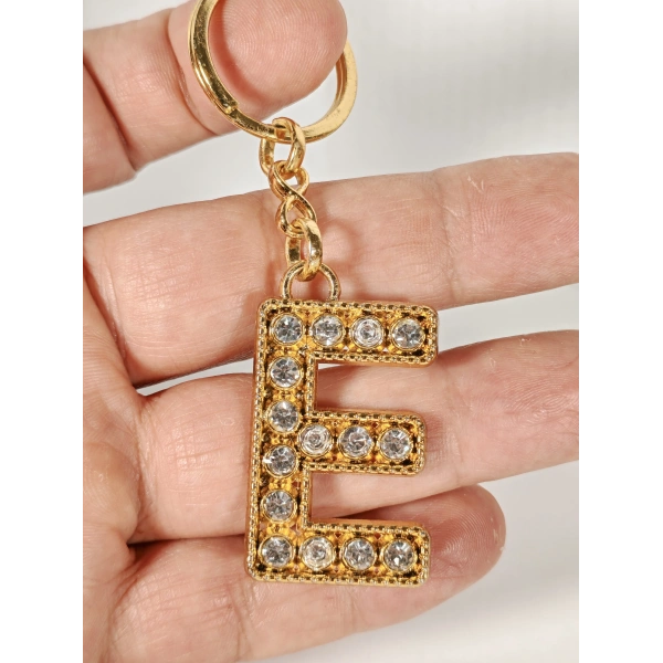Taşlı E Harfi Gold Metal Anahtarlık – Kişisel Anlam, Zarif Işıltı ve Şık Detaylar