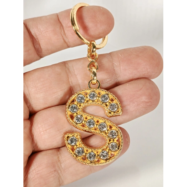 Taşlı S Harfi Gold Metal Anahtarlık – Kişisel Zarafet, Işıltılı Tasarım ve Şık Dokunuş