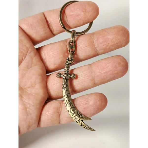 Antik Bronz Kılıç Figürlü Metal Anahtarlık – Güç, Cesaret ve Zamansız Şıklığın Sembolü