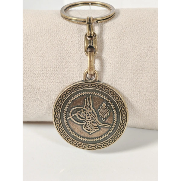 Antik Bronz Osmanlı Tuğralı Çift Yüzlü Metal Anahtarlık – Tarihi Asalet ve Manevi Anlamın Buluşması