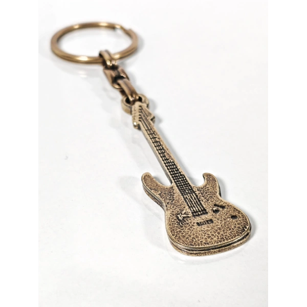 Antik Bronz Gitar Figürlü Metal Anahtarlık – Müziğin Özgür Ruhu ve Zamansız Stil