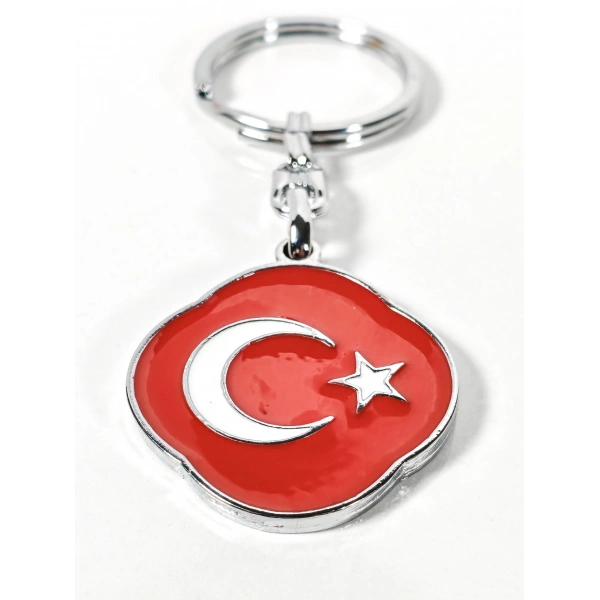 Türk Bayrağı Figürlü Kırmızı Metal Anahtarlık – Sade Şıklık ve Güçlü Anlamın Buluşması