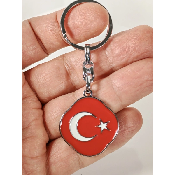 Türk Bayrağı Figürlü Kırmızı Metal Anahtarlık – Sade Şıklık ve Güçlü Anlamın Buluşması