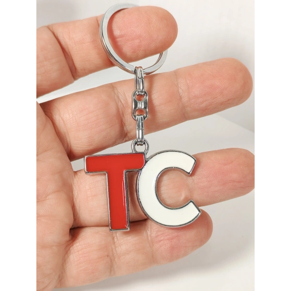 TC Harf Figürlü Kırmızı Beyaz Metal Anahtarlık – Güçlü Kimlik ve Sade Tasarımın Birleşimi