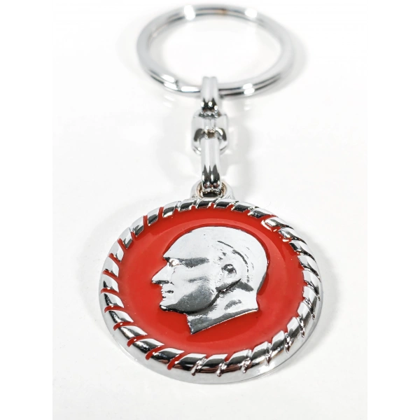 Atatürk Portreli Kırmızı Zeminli Yuvarlak Metal Anahtarlık – Zamansız Saygı ve Güçlü Duruş