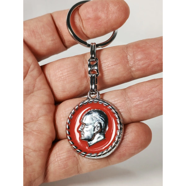 Atatürk Portreli Kırmızı Zeminli Yuvarlak Metal Anahtarlık – Zamansız Saygı ve Güçlü Duruş