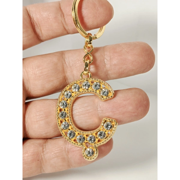 Ç Harfi Taşlı Gold Renk Metal Anahtarlık – Şık ve Işıltılı Harf Tasarımı