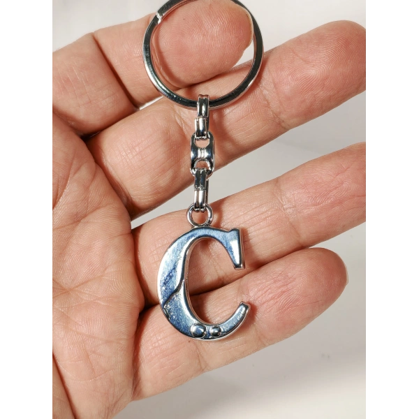 C Harfi Gümüş Renk Metal Anahtarlık – Minimal ve Şık Tasarım