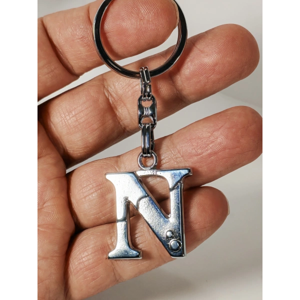 N Harfi Gümüş Renk Metal Anahtarlık – Minimal ve Şık Harf Tasarımı