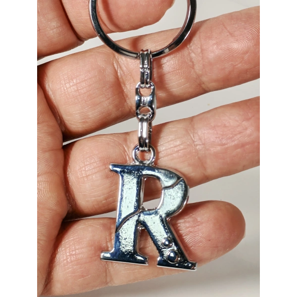 R Harfi Gümüş Renk Metal Anahtarlık – Minimal ve Şık Harf Tasarımı