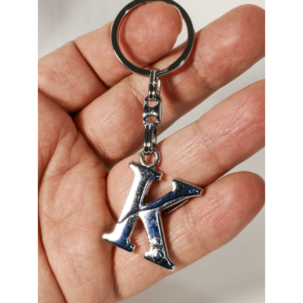 K Harfi Gümüş Renk Metal Anahtarlık – Minimal ve Şık Harf Tasarımı