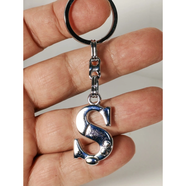 Ş Harfi Gümüş Renk Metal Anahtarlık – Minimal ve Şık Harf Tasarımı