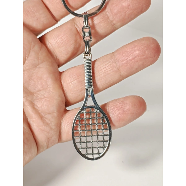 Tenis Raketi Figürlü Metal Anahtarlık – Spor Temalı Şık Tasarım