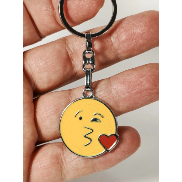 Öpücük Gönderen Emoji Metal Anahtarlık – Kalpli Emoji Tasarımlı Anahtarlık