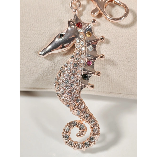Taşlı Denizatı Anahtarlık Rose Gold – Işıltılı Şık Çanta & Anahtar Aksesuarı