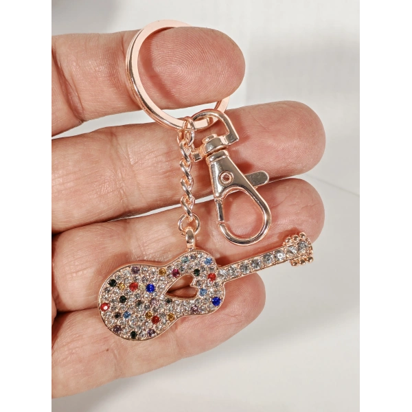 Taşlı Çok Renkli Gitar Anahtarlık Rose Gold – Işıltılı Sanatsal Şık Çanta & Anahtar Aksesuarı