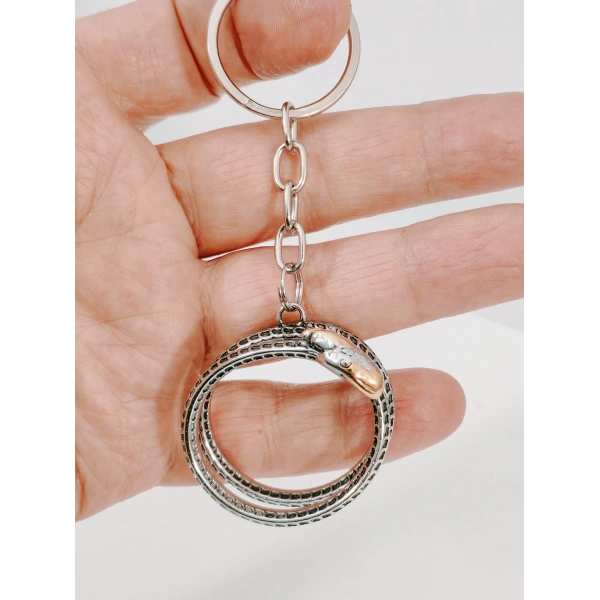 Üç Boyutlu Kıvrımlı Yılan Figürlü Metal Anahtarlık – Gümüş ve Rose Gold Detaylı Mistik Tasarım
