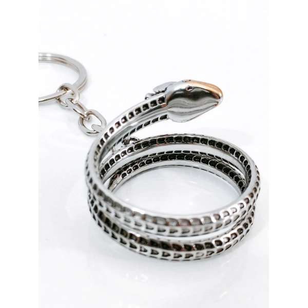 Üç Boyutlu Kıvrımlı Yılan Figürlü Metal Anahtarlık – Gümüş ve Rose Gold Detaylı Mistik Tasarım